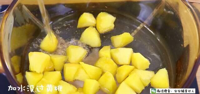 宝宝黄桃罐头 宝宝辅食食谱,放入锅中，加水没过黄桃。

水太多的话会影响桃汁的粘稠度，所以添加到刚刚没过桃子的水量就可以了。
