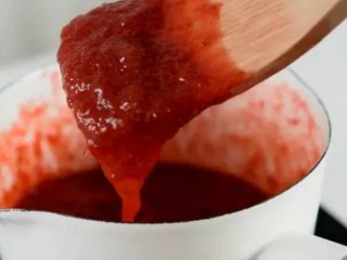 草莓果酱,小火熬制，搅拌至水分收干，呈粘稠状