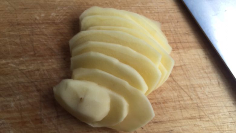 土豆丝饼,先切成0.3cm厚的薄片。（薄比厚好！）