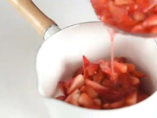 草莓果酱,将草莓倒入干净无油的锅中