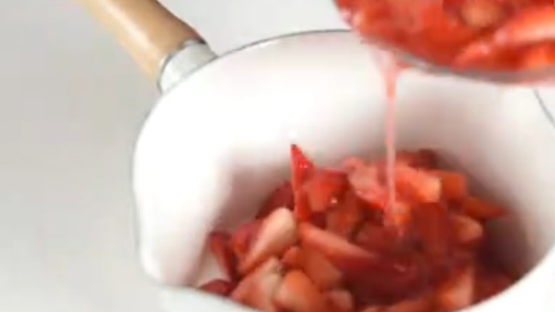 草莓果酱,将草莓倒入干净无油的锅中