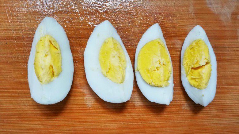 清爽焙煎芝麻酱大拌菜,把煮好的水煮蛋剥去蛋壳，切成四瓣儿，