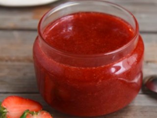 草莓果酱,最后将熬好的草莓果酱倒入瓶罐中，放入冰箱冷藏室可以保存一周哦！