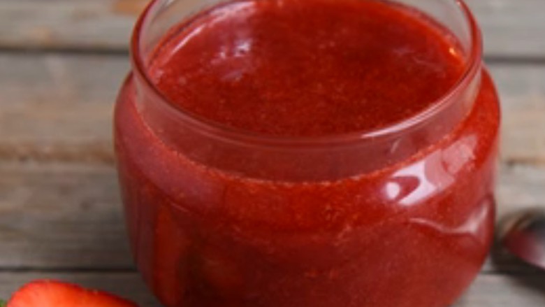 草莓果酱,最后将熬好的草莓果酱倒入瓶罐中，放入冰箱冷藏室可以保存一周哦！