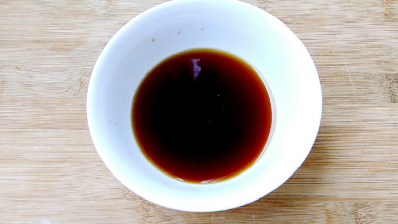 糖醋荷包蛋,调好的糖醋汁用筷子搅拌均匀。