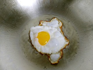 糖醋荷包蛋,待荷包蛋边缘煎至金黄色翻面，继续煎至两面金黄。