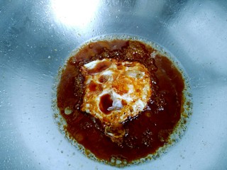 糖醋荷包蛋,倒入调理好的糖醋汁，炖到汤汁浓稠。