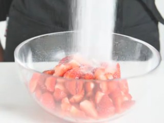 草莓果酱,加入白砂糖混合均匀