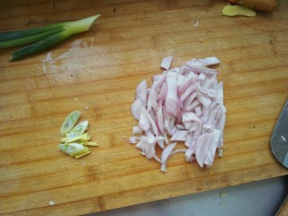 白菜猪肉炖粉条,准备好洋葱，姜和葱
