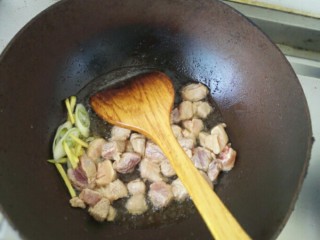 白菜猪肉炖粉条,加入食用油并放入葱和姜，翻炒