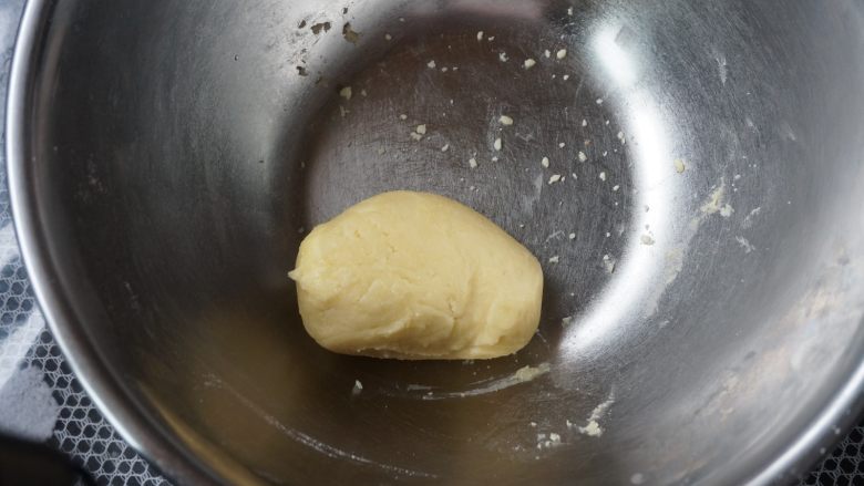 酥皮泡芙,筋面粉用手搓成粗颗粒,之后揉成光滑的面团，整成粗壮的圆柱体放入保鲜袋冷冻1小时
