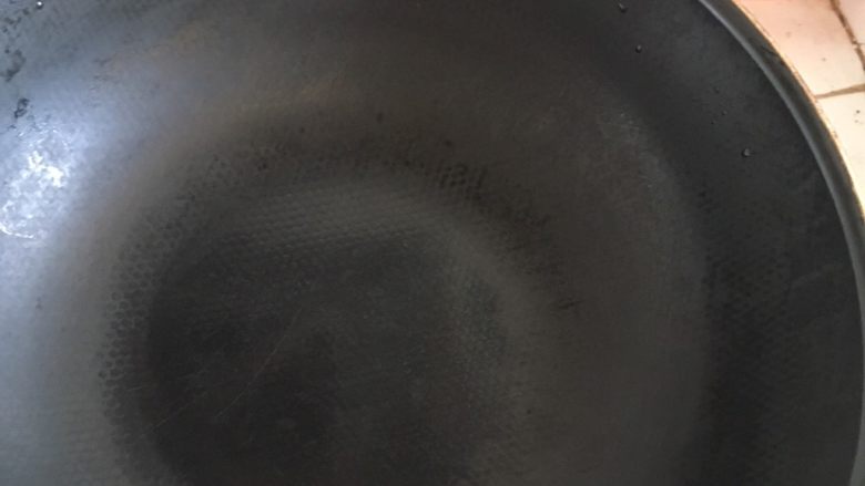 鲜豆角炒土鸡蛋,油锅加热（测试方法：水干后，手心向下距离过底10cm的地方。感觉温度超过40摄氏度即好）