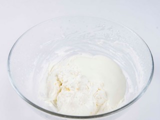 百变巴菲,加入10g细砂糖打发至固态，加入50g酸奶搅拌均匀