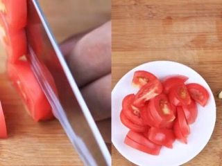 常见蔬菜熬出一锅鲜，让你餐桌上的汤不再单调！,西红柿切片，玉米笋切段……
