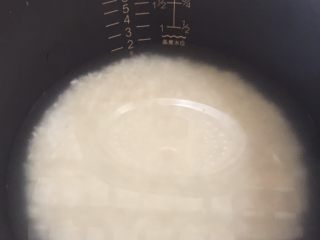 沙茶牛肉饭,先将大米洗净后放入电饭煲，加入适量水煮成白米饭待用