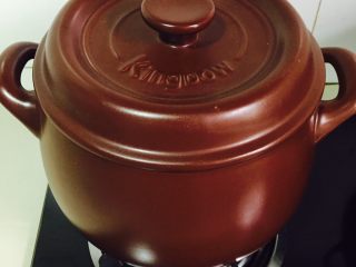 坤博砂锅排骨莲藕汤,准备好需要使用的坤博砂锅