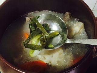 坤博砂锅排骨莲藕汤,将前面放进锅里的一整跟葱捞出来
 