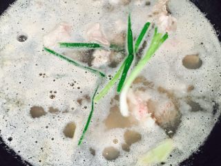 坤博砂锅排骨莲藕汤,煮至表面都是浮末就可以了