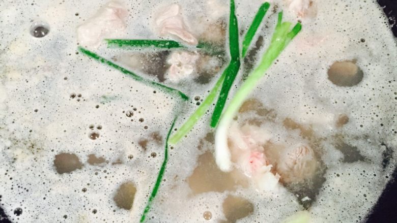 坤博砂锅排骨莲藕汤,煮至表面都是浮末就可以了