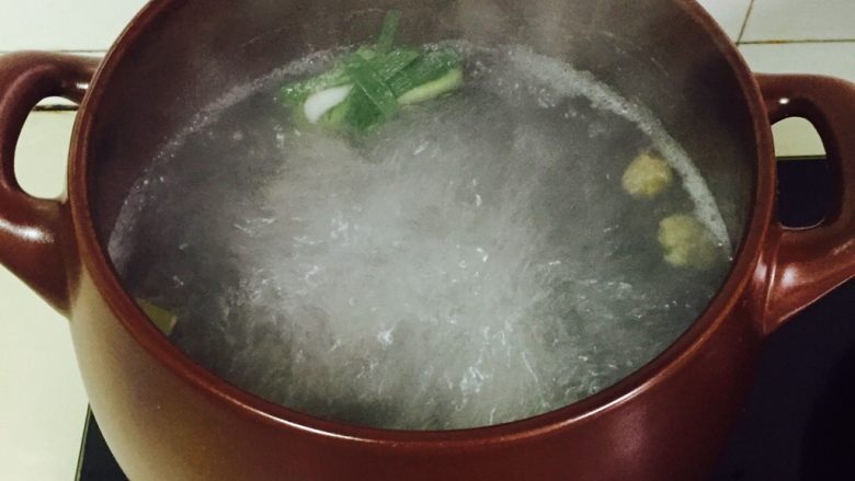 坤博砂锅排骨莲藕汤,大火煮沸以后就可以转小火继续炖半个小时左右
