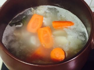 坤博砂锅排骨莲藕汤,煮一会可以看一下莲藕熟了以后可以下胡萝卜  