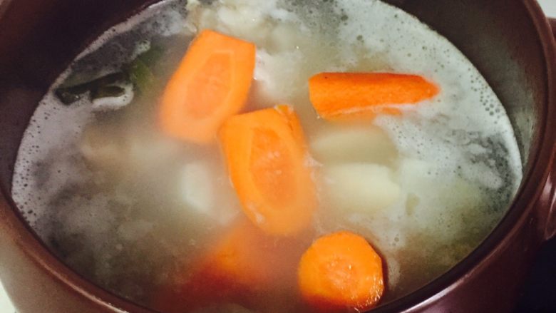 坤博砂锅排骨莲藕汤,煮一会可以看一下莲藕熟了以后可以下胡萝卜  