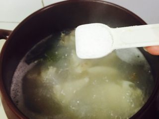 坤博砂锅排骨莲藕汤,放一勺盐调味，自己尝一下咸淡！胡萝卜熟了就可以吃了  