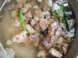 坤博砂锅排骨莲藕汤,捞出来用清水冲洗干净，葱姜扔掉就可以了