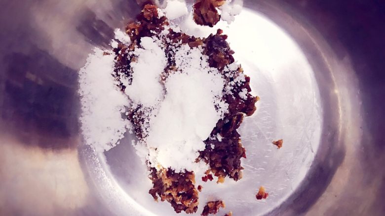 枣泥蛋糕,蒸煮好的枣肉搅打成细腻的泥，加入50g的糖