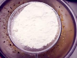 枣泥蛋糕,将低筋面粉和泡打粉一起筛入混合液中