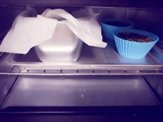 枣泥蛋糕,烤箱提前预热，160度10分钟，然后将模具放入烤箱中，160度烤30分钟，这个可以根据自己的烤箱调整，我家烤箱温度偏低一点