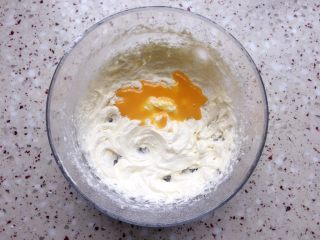 杏仁片脆饼,鸡蛋液分3次加入打发，每次加入都要打发至完全吸收！