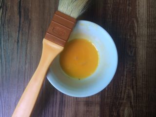 广式莲蓉蛋黄月饼,准备要刷表面的蛋黄，用再一点点水勾兑调均。