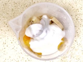 颗粒感十足的芒果芭蕉壁挂奶昔,最后加入自制无糖酸奶