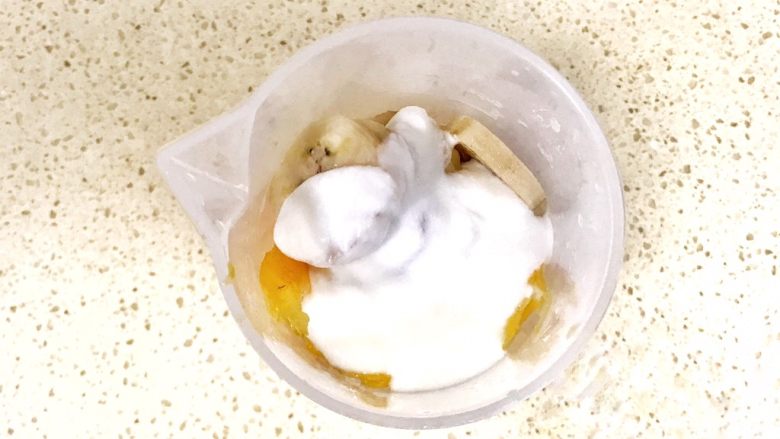 颗粒感十足的芒果芭蕉壁挂奶昔,最后加入自制无糖酸奶