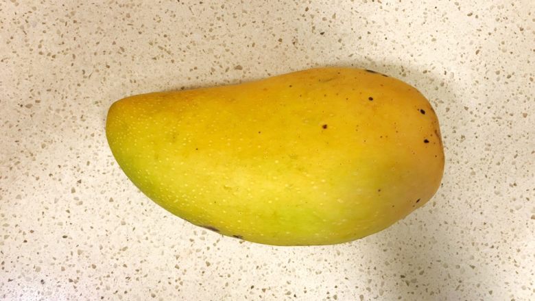 颗粒感十足的芒果芭蕉壁挂奶昔,食材之一：用这种黄金芒果，个大甜度也够