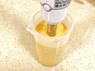 颗粒感十足的芒果芭蕉壁挂奶昔,用搅拌器点动式搅拌成泥，这个时候要看看奶昔厚度如何，如果太厚，酌情加入适量的酸奶，注意不要加太多哦，太稀不利于支撑后面加入的芒果颗粒