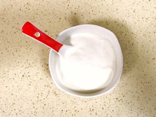 颗粒感十足的芒果芭蕉壁挂奶昔,食材之三：一定要用这种厚厚的酸奶哦，我习惯自制无糖酸奶，减少了糖份，健康营养