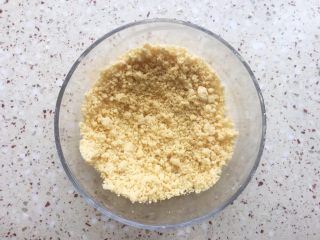 红糖饼干,戴一次性手套，将黄油与面粉搓成细沙 颗粒状；