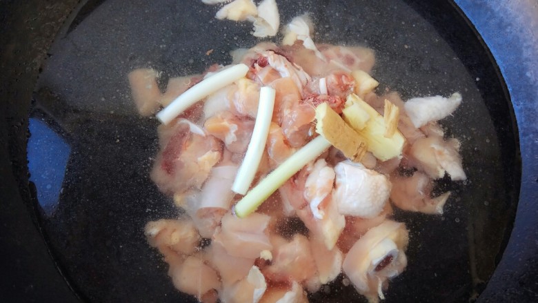 咖喱鸡肉土豆,生姜、葱、鸡肉冷水入锅烧开焯一下