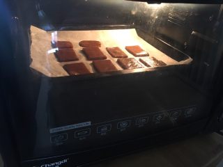 红糖饼干,烤箱预热，上下火170度烤15分钟左右；PS：烤箱温度仅供参考！