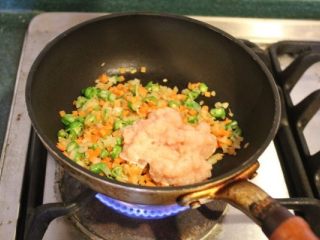 土豆章鱼烧,加入鸡绞肉炒至鸡肉变色。