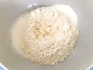 牛角可颂,将高筋面粉和低筋面粉混合后一起过筛，倒入盆内加盐