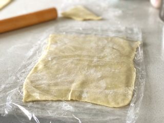 牛角可颂,将长方形的酥皮擀成合适的大小，用保鲜膜隔开，中间撒上面粉以免粘连，直接放入冰箱冷冻，冷冻可保存三四个月。