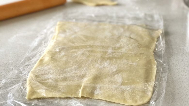 牛角可颂,将长方形的酥皮擀成合适的大小，用保鲜膜隔开，中间撒上面粉以免粘连，直接放入冰箱冷冻，冷冻可保存三四个月。