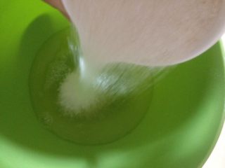 咖啡费南雪,糖倒入蛋清里 隔热水搅匀至糖溶解 温度不要太高 避免烫熟蛋白