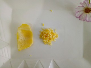 柠檬饼干,柠檬皮去掉白衣 切碎。我只用了原料图的一半，喜欢的可以多放一点点。