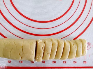柠檬饼干,搓成圆的或者压成方的都行，切片