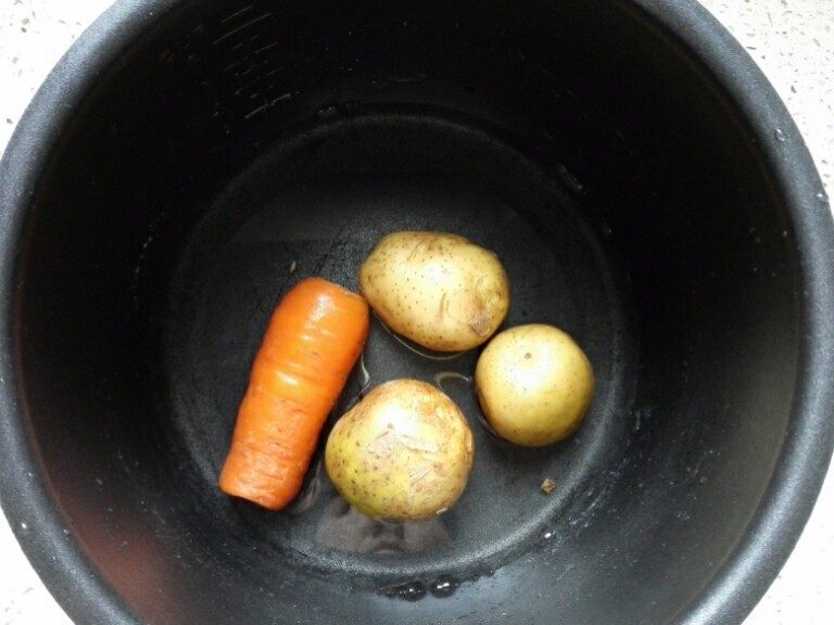 #万能的土豆#焙煎芝麻鸡蛋沙拉杯,1.	胡萝卜土豆放高压锅10分钟蒸熟
