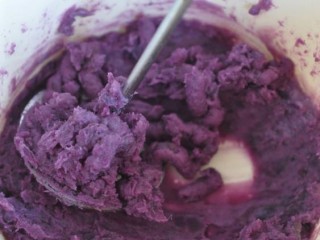 紫薯椰蓉卷,压成泥状。
